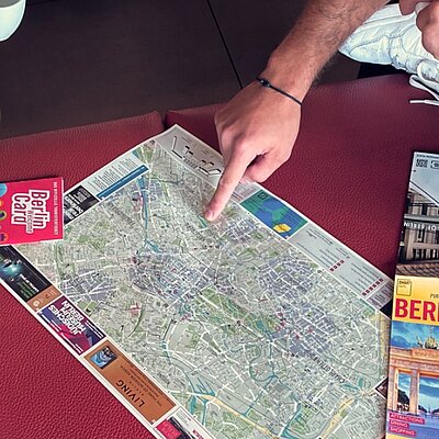 Guest pointing on an Europe map with all MEININGER destinations