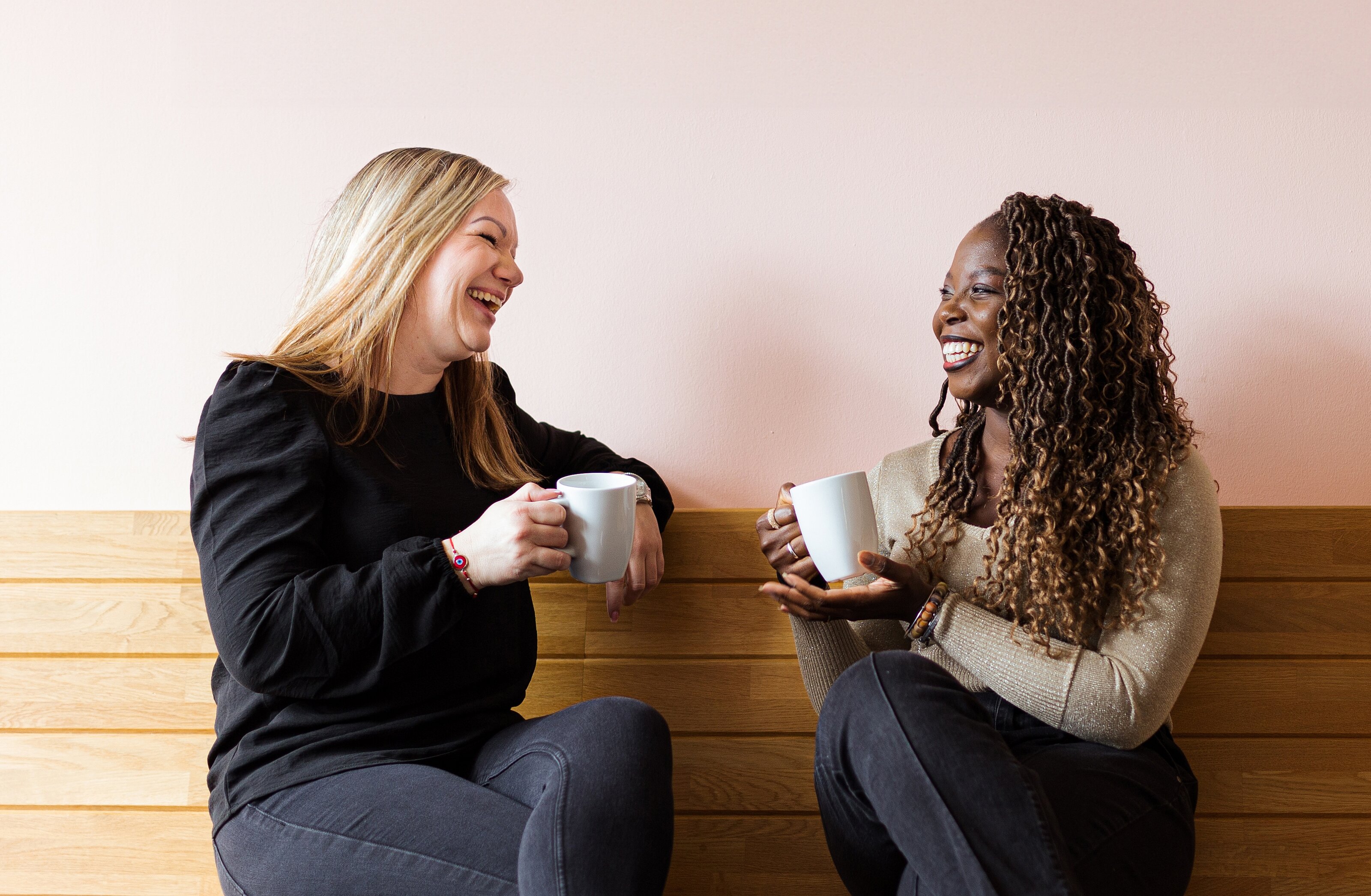Two colleagues enjoying coffee, highlighting the benefits of working at MEININGER Hotels.