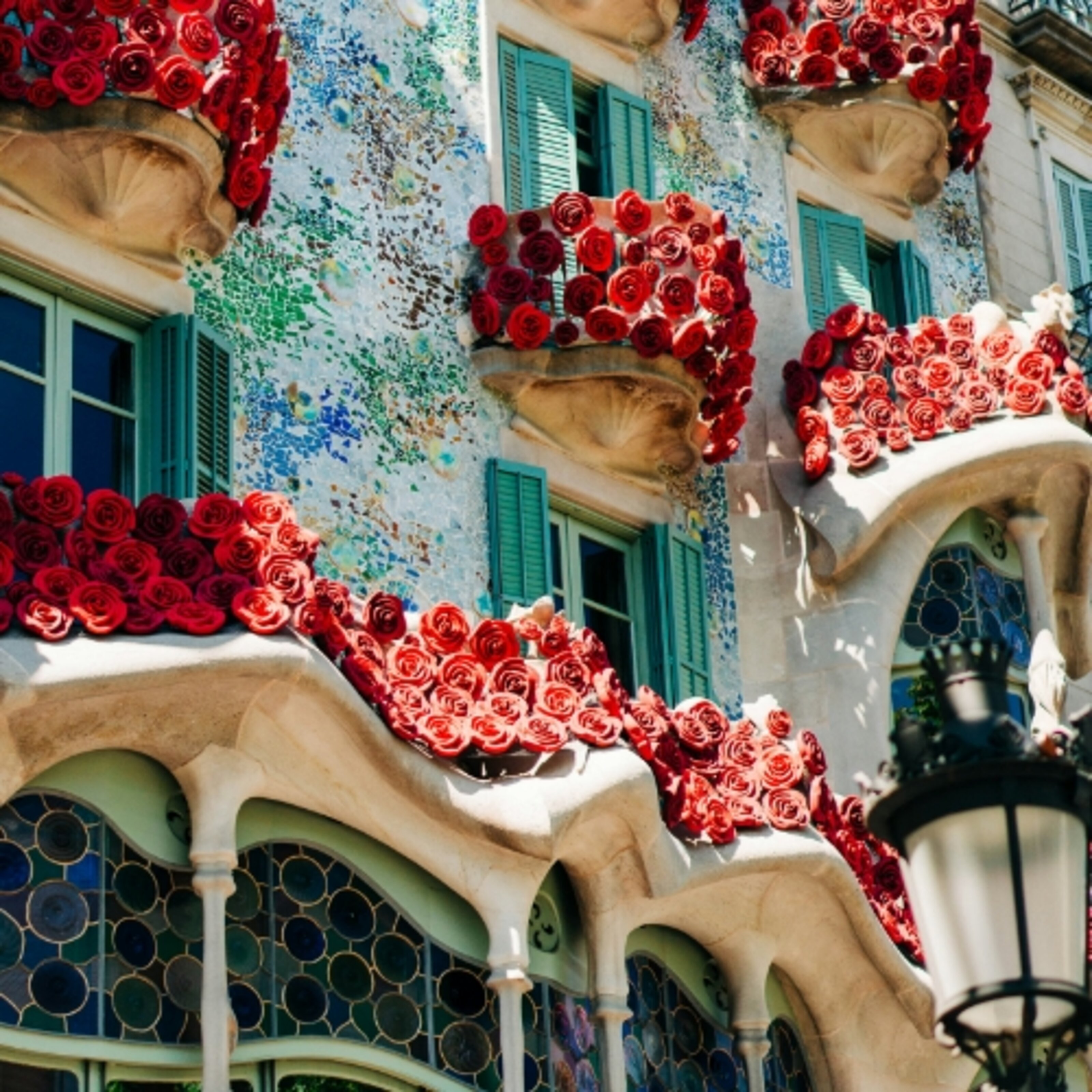 De kleurrijke gevel van Casa Batlló met rode rozen in centraal Barcelona, Spanje.
