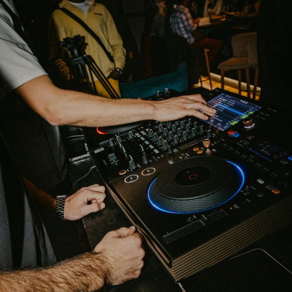 DJ mescola musica in un club di Berlino con gente che balla