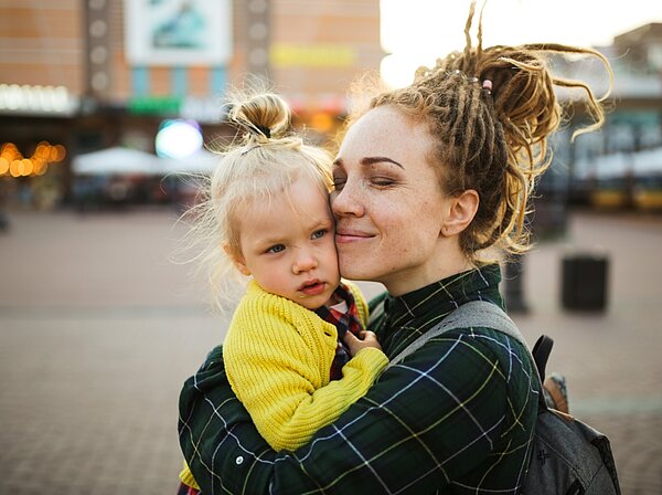 Mother and her child infront of a MEININGER Hotel - We are a family-friendly hotel!