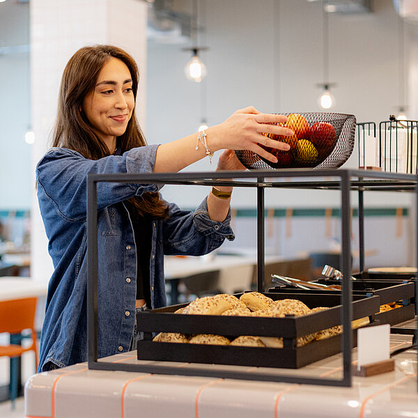 Una giovane dipendente MEININGER durante il suo tirocinio in hotel