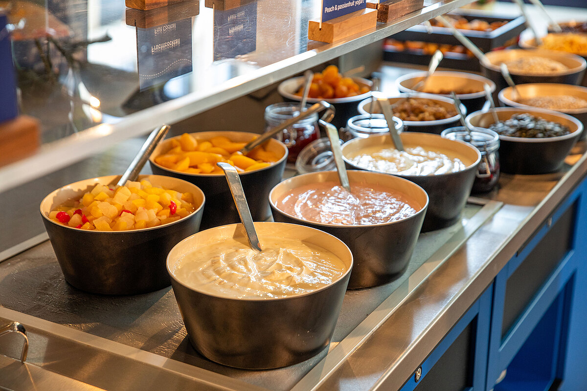 Salle de petit déjeuner MEININGER Hotel Berlin East Side Gallery