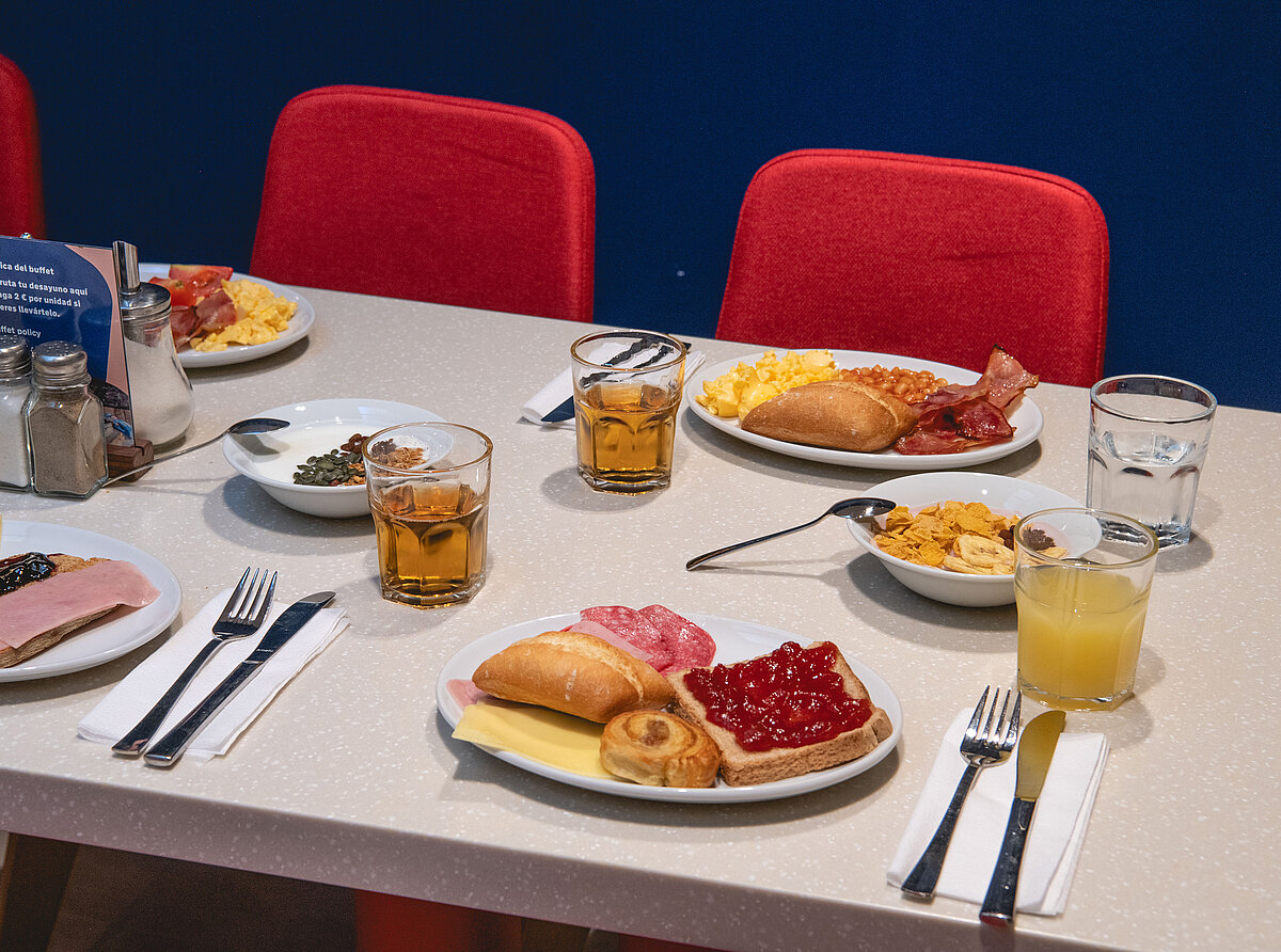Sala de desayuno MEININGER Hotel Barcelona Fira Gran Via