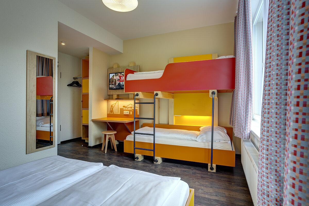 Multi-bed MEININGER Hotel Hamburg City Center