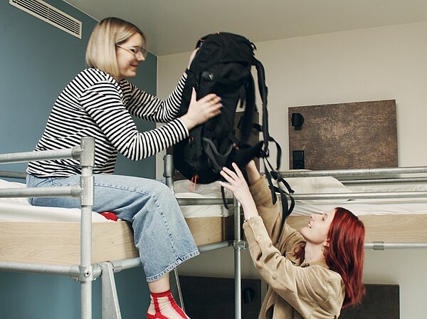 Backpackers inside a room of a MEININGER Hotel