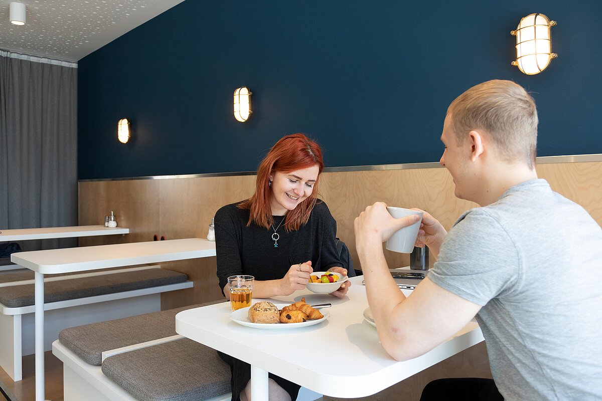 Sala colazione MEININGER Hotel Bremen Hauptbahnhof