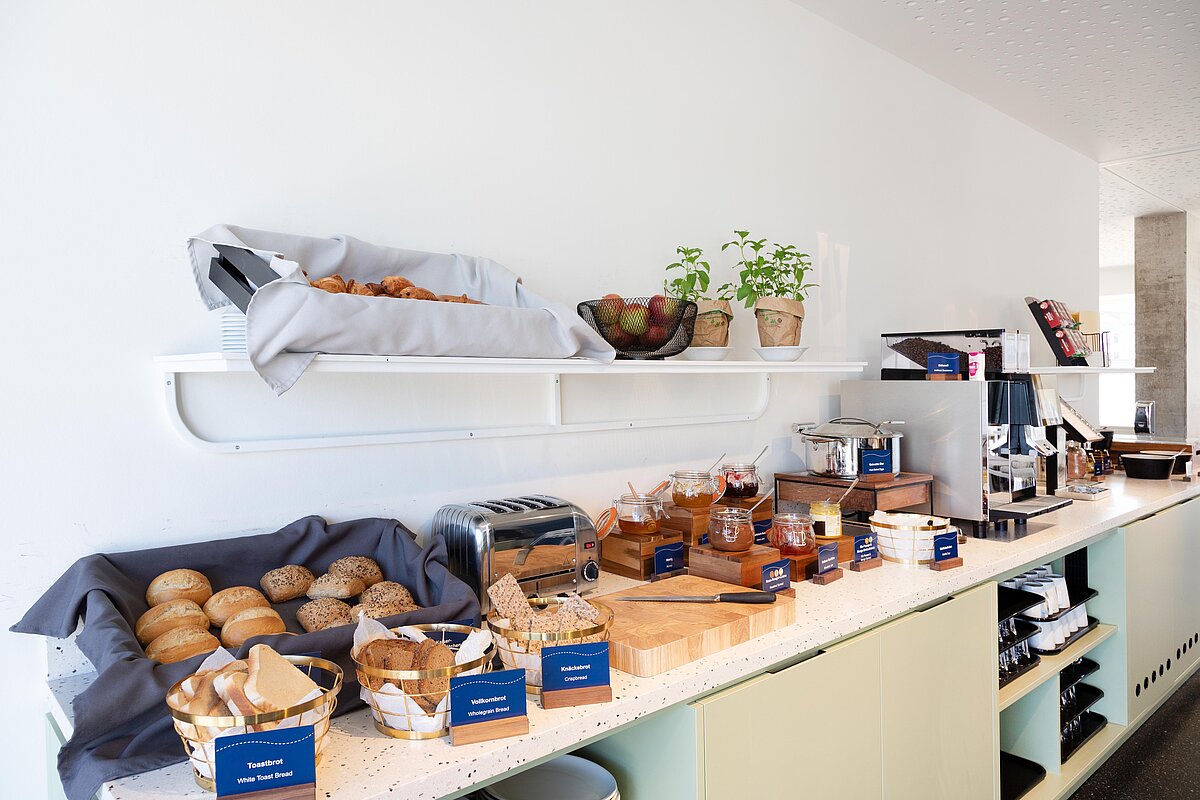 Sala colazione MEININGER Hotel Bremen Hauptbahnhof