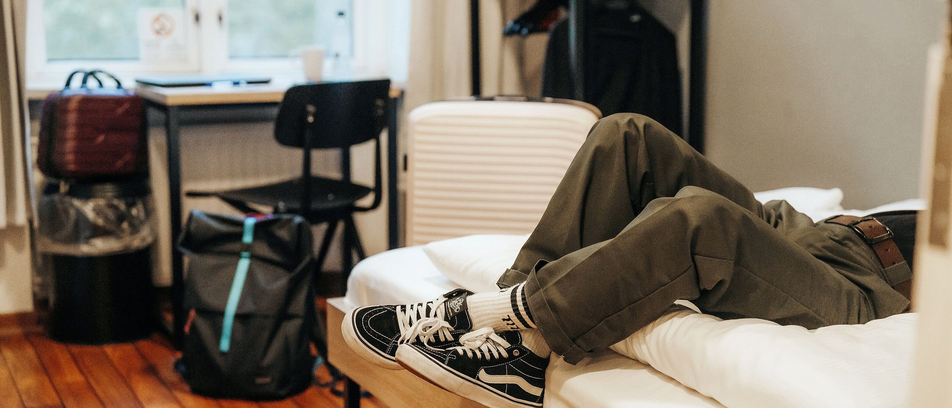 Coppia che si gode un soggiorno confortevole nei MEININGER Hotels.