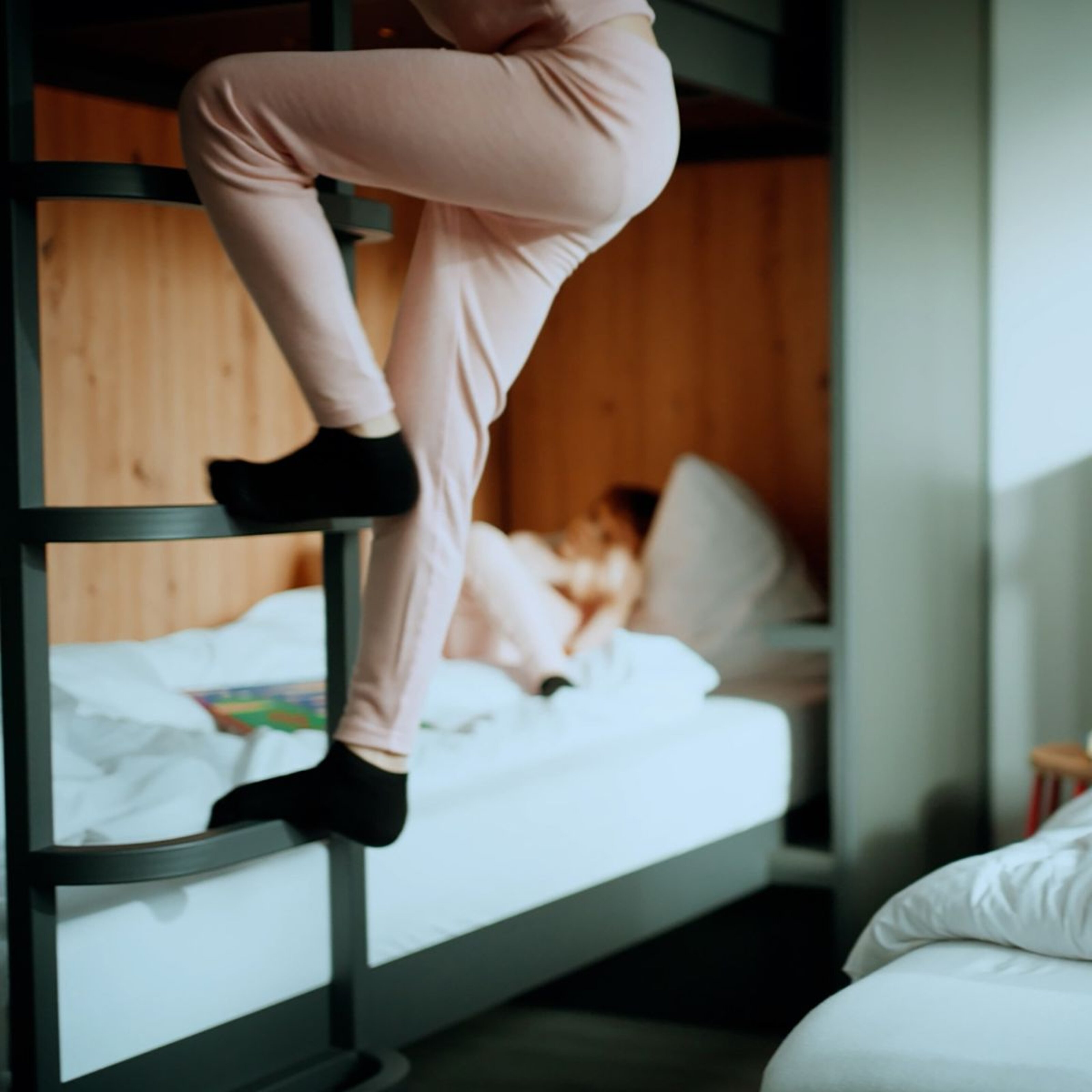 Una madre e suo figlio di fronte all'Hotel MEININGER - Siamo un hotel per famiglie