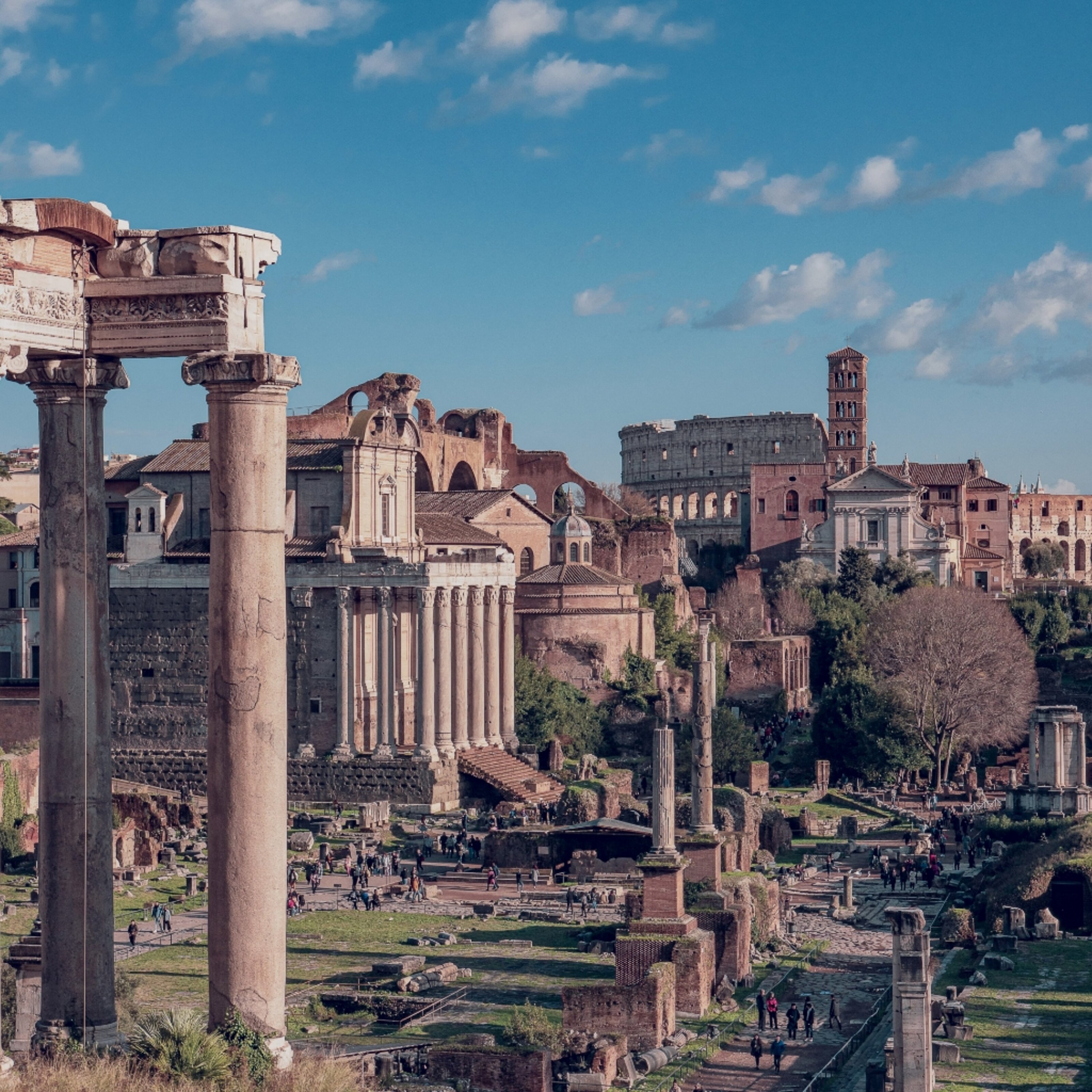 Ancient Roman Forum and Colosseum, a perfect destination for groups staying at MEININGER Roma Termini.