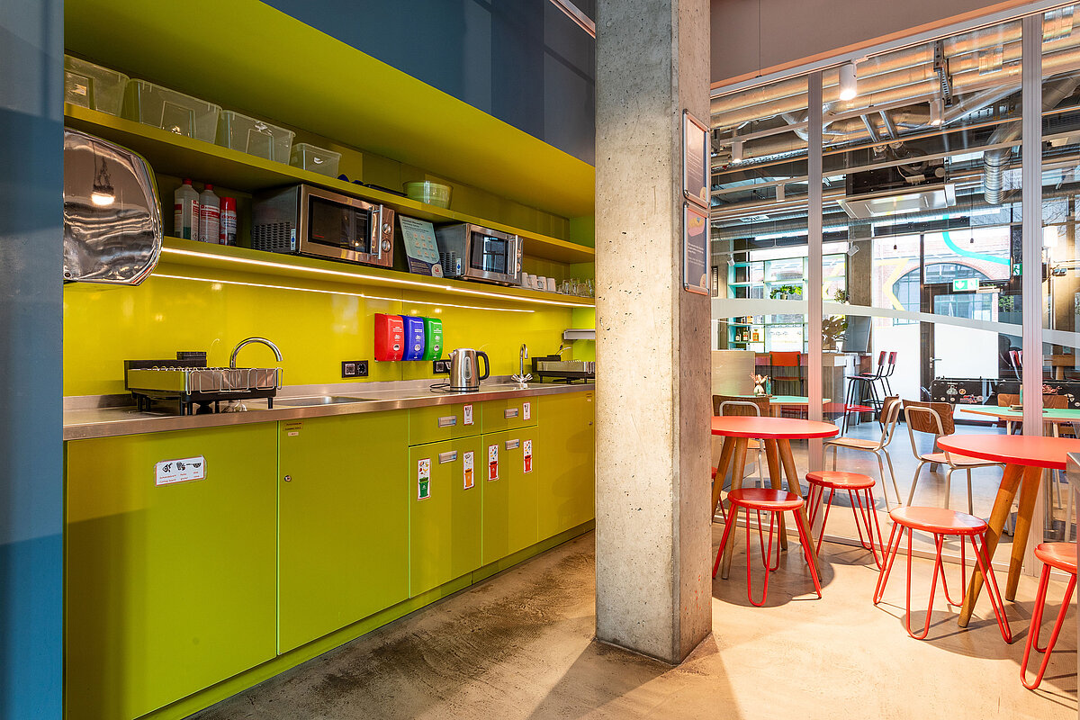 Cuisine commune MEININGER Hotel Berlin East Side Gallery