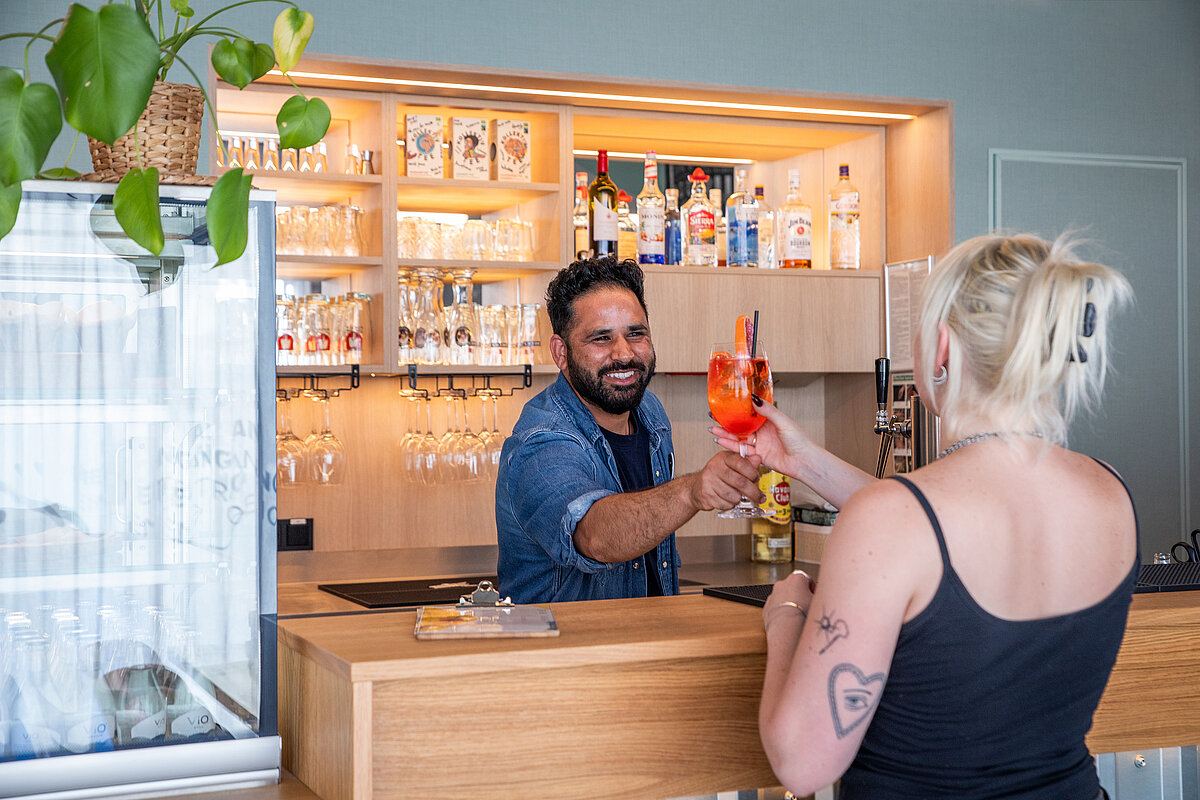 Hotelbar MEININGER Hotel Berlin Airport