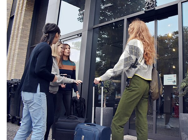 Group of friends infront of a MEININGER Hotel