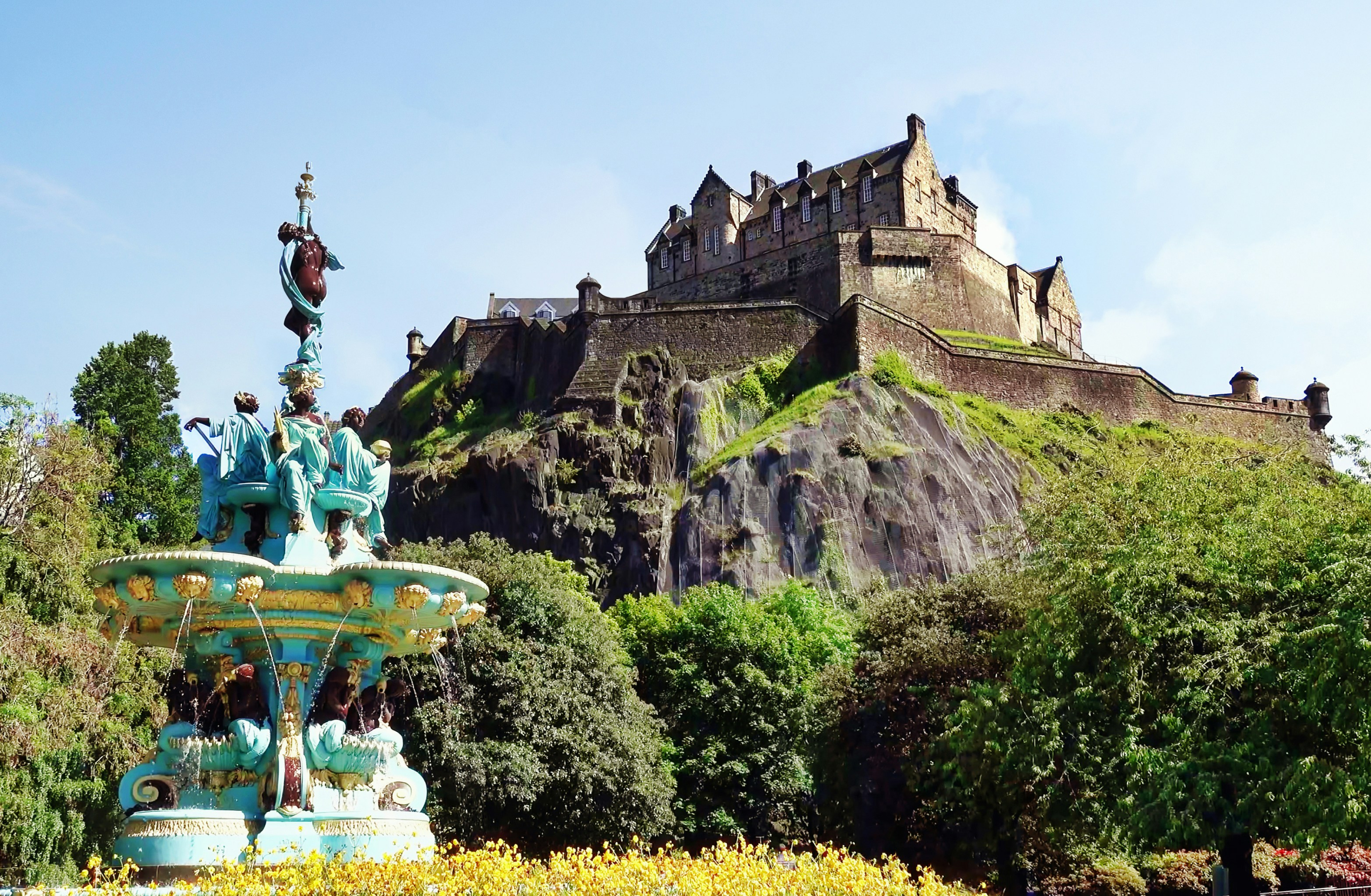 Edinburgher Schloss über Ross-Brunnen an einem sonnigen Tag